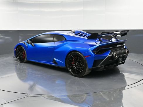Used 2024 Lamborghini Huracan STO image 3