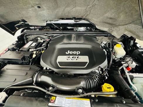 Used 2012 Jeep Wrangler Unlimited Sahara w/ Max Tow Pkg image 9