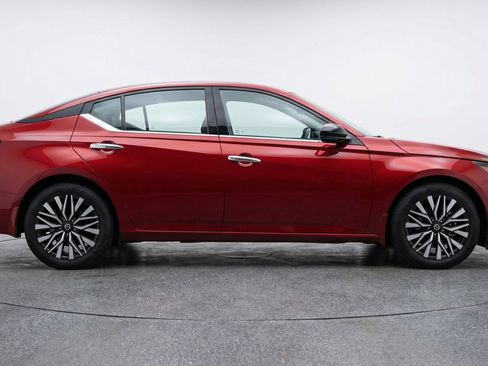 Used 2025 Nissan Altima 2.5 SV FWD image 11