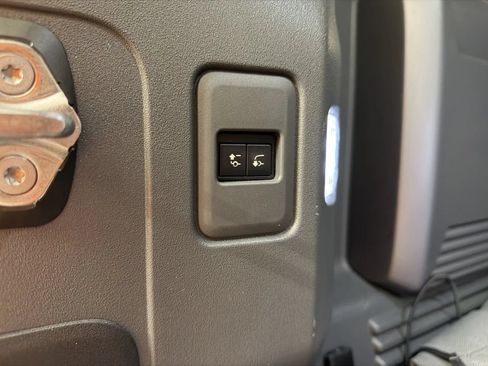 Used 2024 Land Rover Defender 110 X-Dynamic SE AWD/4WD image 41