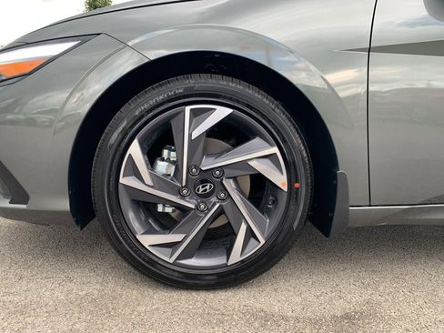 New 2025 Hyundai Elantra Limited image 8