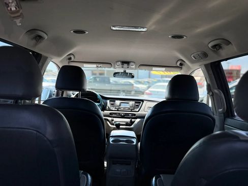 Used 2017 Kia Sedona LX w/ LX Essentials Premium Package FWD image 9