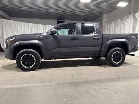 Used 2024 Toyota Tacoma TRD Off-Road image 4