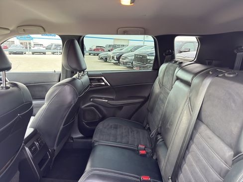 Used 2022 Mitsubishi Outlander SE image 32