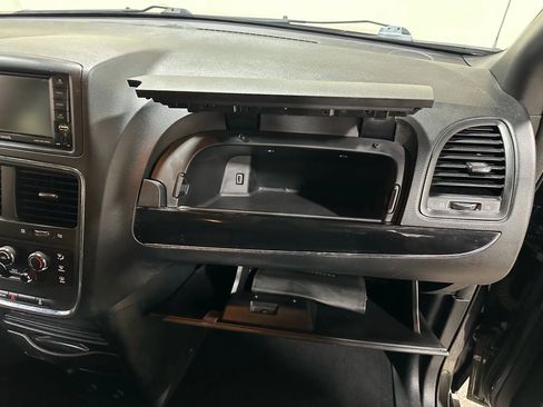 Used 2017 Dodge Grand Caravan SE image 33