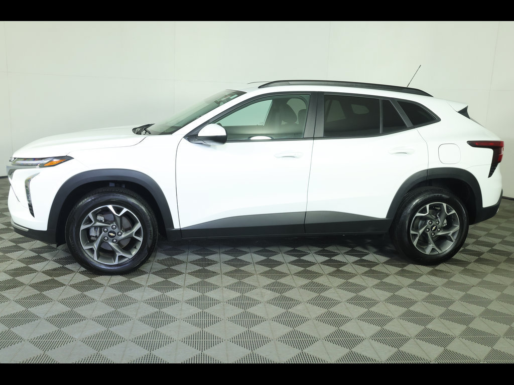 Used 2025 Chevrolet Trax LT w/ Driver Confidence Package FWD image 5