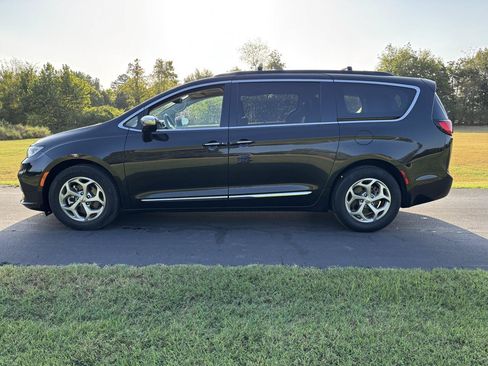 Used 2023 Chrysler Pacifica Limited FWD image 1