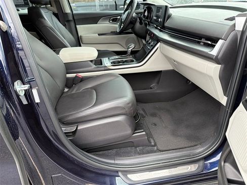 Used 2023 Kia Carnival LX image 13