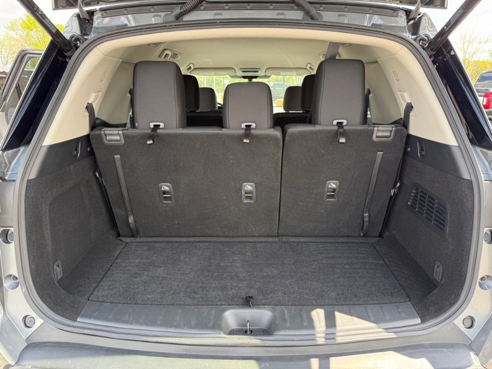 Used 2025 Nissan Pathfinder SV FWD image 20