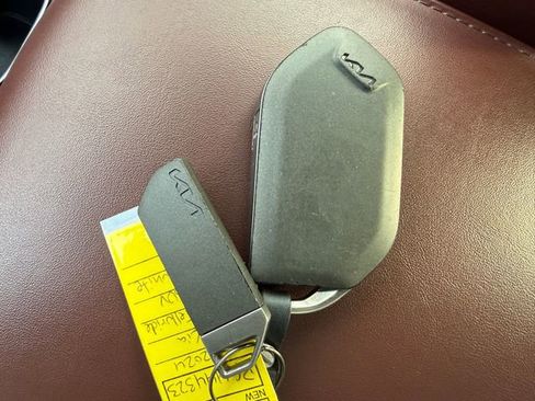 Used 2024 Kia Telluride EX w/ EX Captain's Chair Package image 31