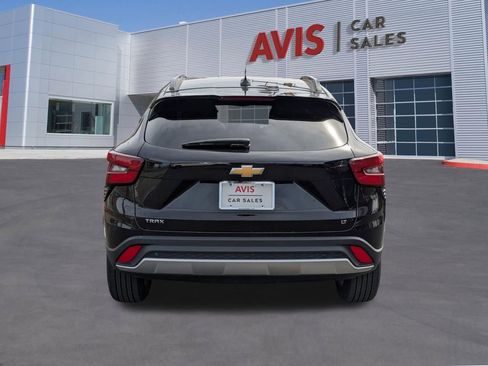 Used 2025 Chevrolet Trax LT w/ LT Convenience Package image 7
