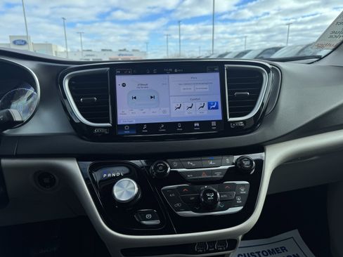 Used 2024 Chrysler Pacifica Touring-L image 10
