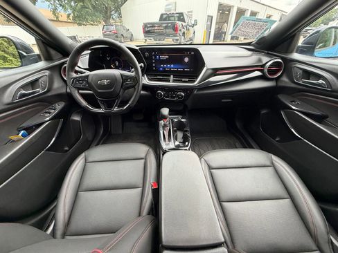 Used 2024 Chevrolet Trax RS w/ Sunroof Package FWD image 27