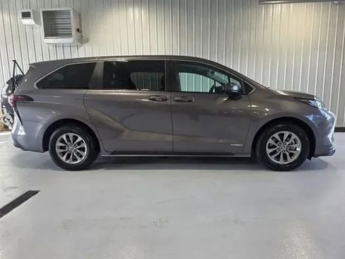 Used 2021 Toyota Sienna LE image 2