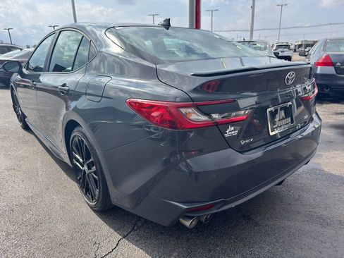 Used 2025 Toyota Camry SE image 3