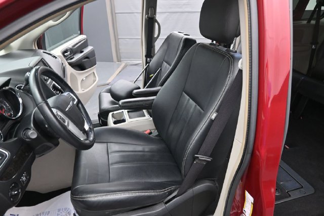 Used 2016 Chrysler Town & Country Touring w/ Driver Convenience Group FWD image 17