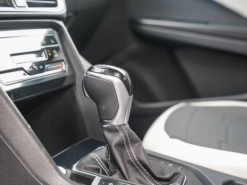 Certified 2025 Volkswagen Taos SE image 23