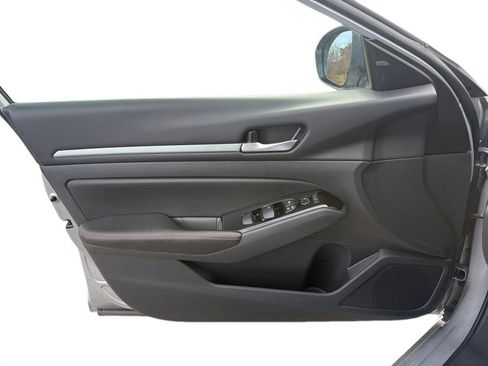 Used 2024 Nissan Altima 2.5 SR FWD image 17