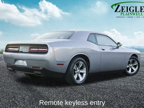 Used 2016 Dodge Challenger SXT image 3