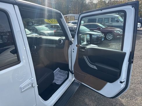 Used 2017 Jeep Wrangler Unlimited Sahara w/ Connectivity Group image 27
