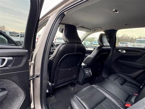 Used 2022 Volvo XC40 T4 Momentum image 33