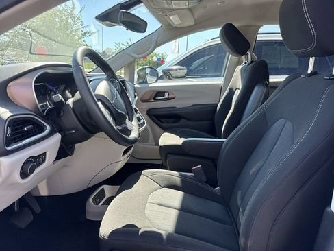 Used 2023 Chrysler Voyager LX FWD image 12