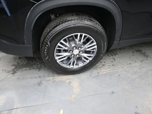 Used 2025 Chevrolet Traverse LT image 11