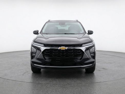 Used 2025 Chevrolet Trax LT w/ LT Convenience Package image 2