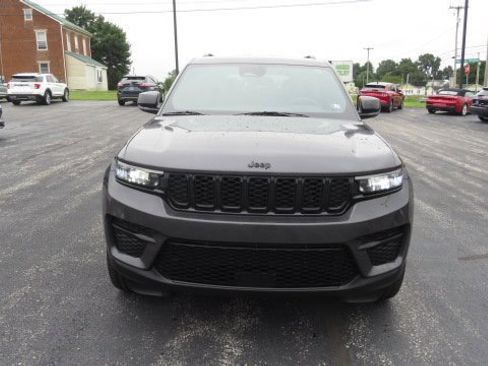 Used 2022 Jeep Grand Cherokee Altitude image 11