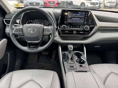 Used 2021 Toyota Highlander XLE image 17