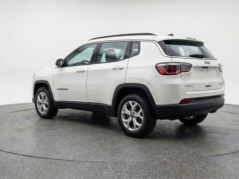Used 2025 Jeep Compass Latitude AWD/4WD image 6