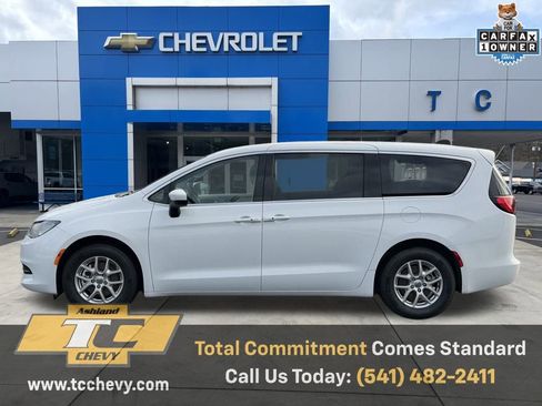 Used 2023 Chrysler Voyager LX image 2