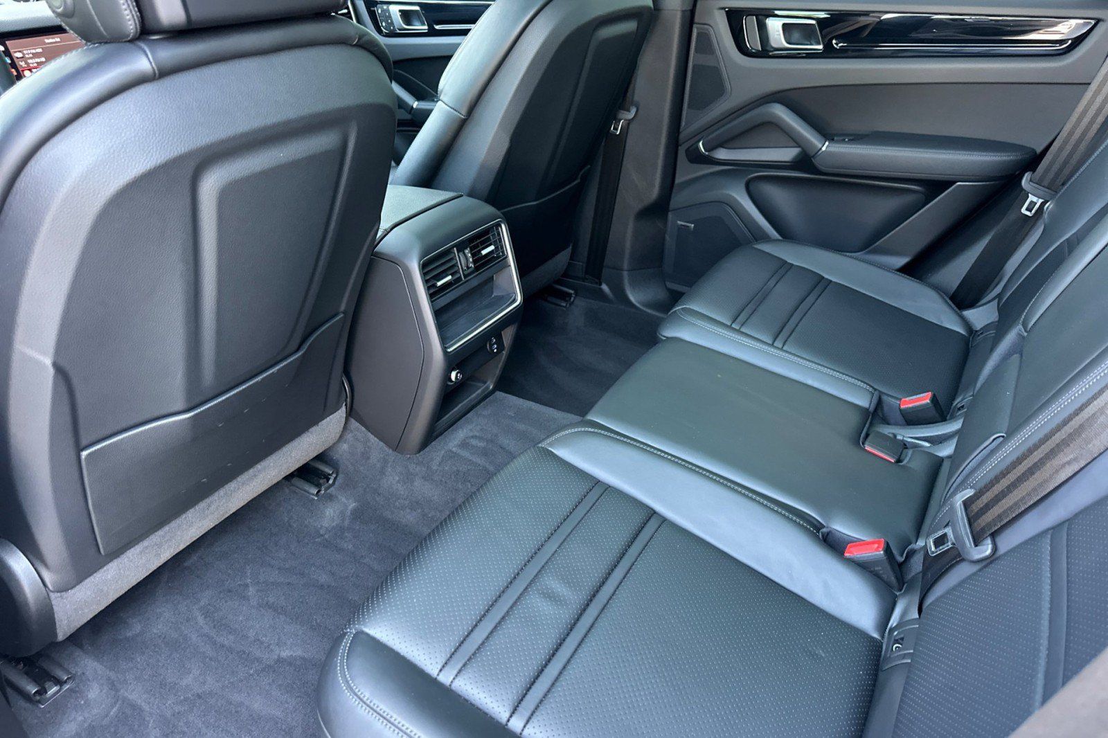 Certified 2023 Porsche Cayenne AWD/4WD image 13