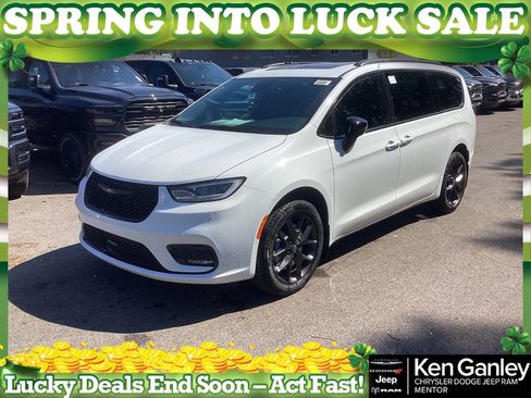 New 2026 Chrysler Pacifica Limited w/ Uconnect Theater Family Group image 3