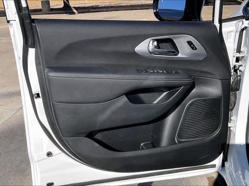 New 2026 Chrysler Pacifica Limited w/ S Appearance Package image 10