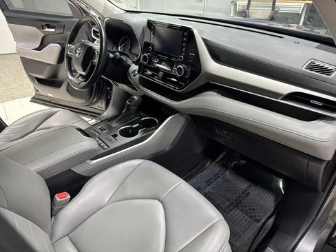Used 2022 Toyota Highlander XLE AWD/4WD image 30