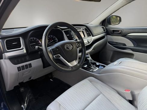 Used 2015 Toyota Highlander Plus FWD image 16