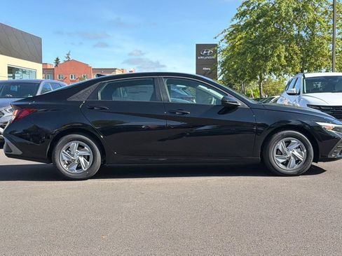 New 2026 Hyundai Elantra SE FWD image 3