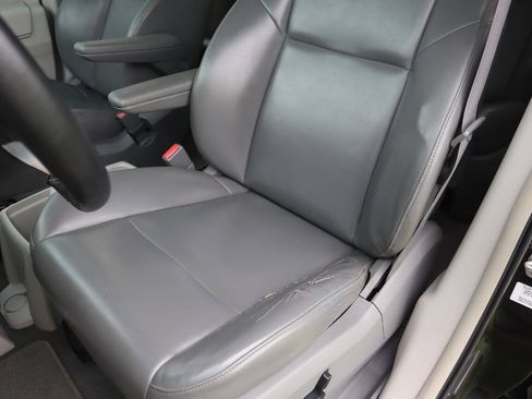Used 2010 Volkswagen Routan SE FWD image 9