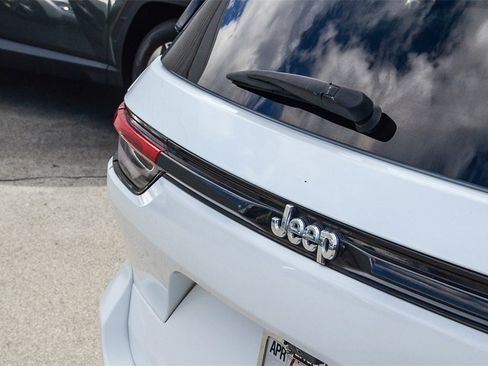 Used 2023 Jeep Grand Cherokee Limited w/ Luxury Tech Group II image 8