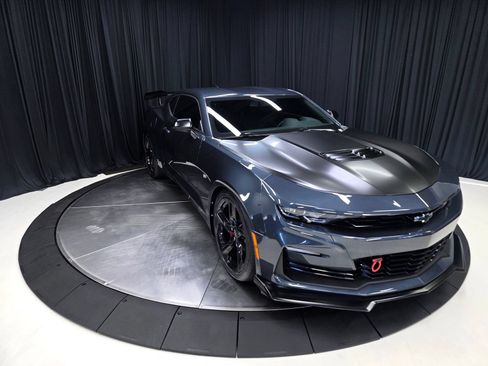 Used 2020 Chevrolet Camaro SS RWD image 7