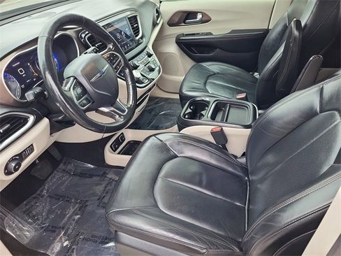 Used 2019 Chrysler Pacifica Touring-L w/ Advanced Safetytec Group image 7