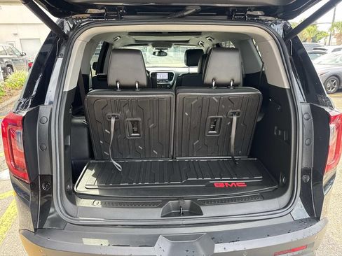 Used 2023 GMC Acadia SLT w/ Elevation Edition FWD image 9