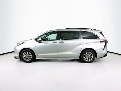 Used 2021 Toyota Sienna XLE image 4