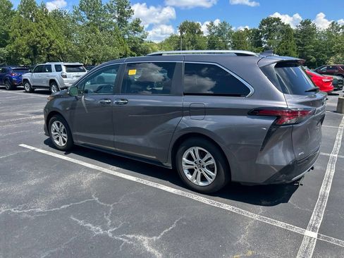 Used 2023 Toyota Sienna Platinum AWD/4WD image 7