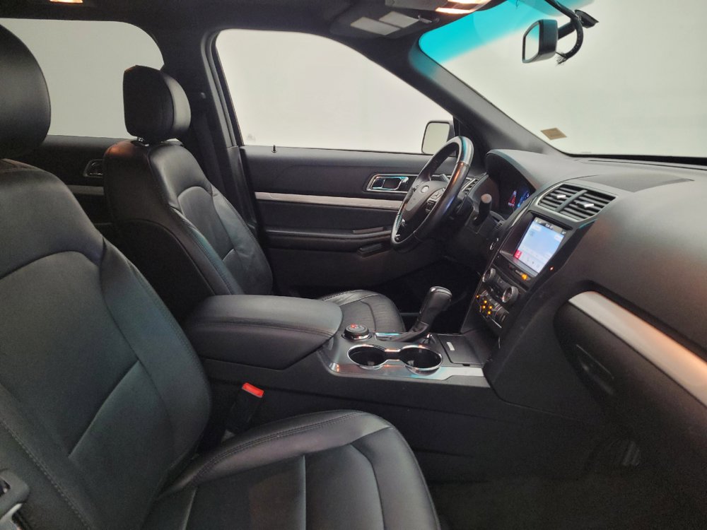 Used 2017 Ford Explorer XLT w/ Equipment Group 202A AWD/4WD image 21
