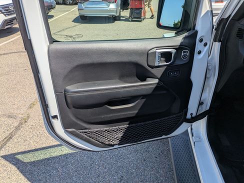 Used 2020 Jeep Wrangler Unlimited Sahara AWD/4WD image 14