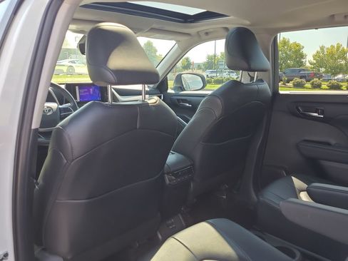 Used 2024 Toyota Highlander XLE FWD image 12