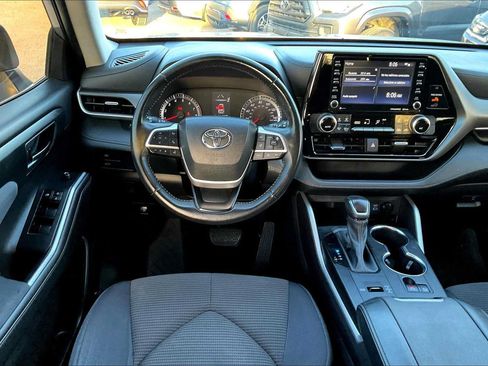 Used 2022 Toyota Highlander LE FWD image 6