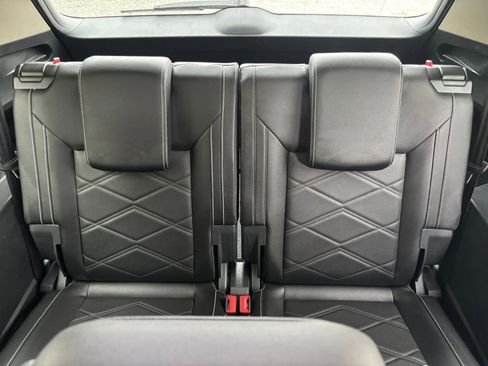 Used 2025 Volkswagen Atlas SE image 24